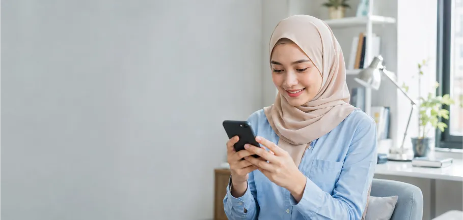 Seorang pengguna Malaysia menyelesaikan tugasan melalui telefon